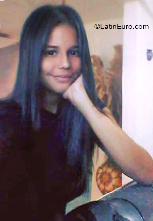 Date this sensual Venezuela girl Paula from Puerto La Cruz VE1735
