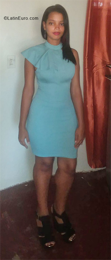 Date this passionate Dominican Republic girl Derelis from Santo Domingo DO32852