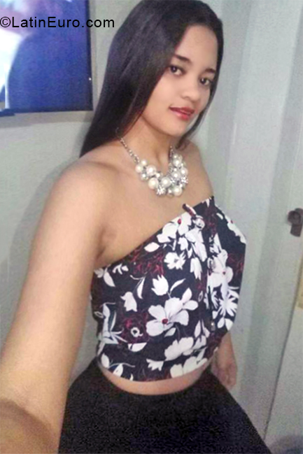 Date this delightful Dominican Republic girl Minoska from Santo Domingo DO32875