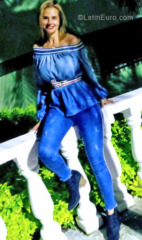 Date this good-looking Colombia girl Luna from Bogota CO24198