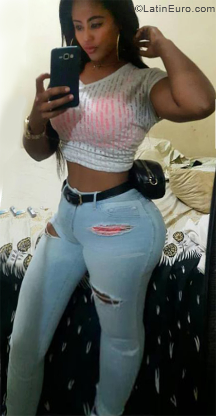 Date this passionate Dominican Republic girl Kariana from Puerto Plata DO33016