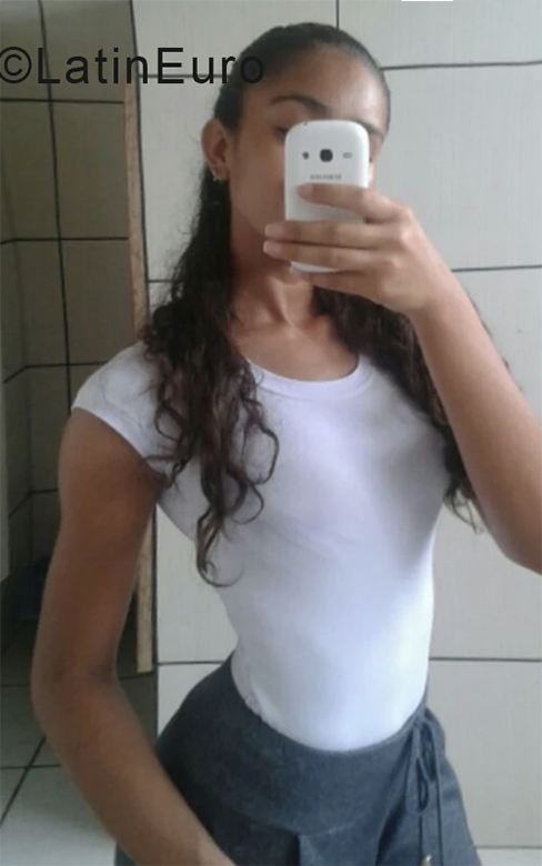 Date this fun Brazil girl Adrielly from Urucui BR10670