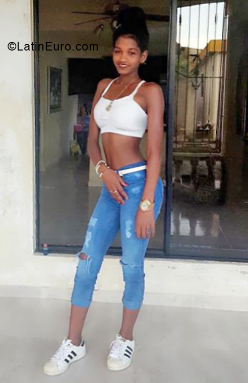 Date this happy Dominican Republic girl Erika from Santiago DO33242
