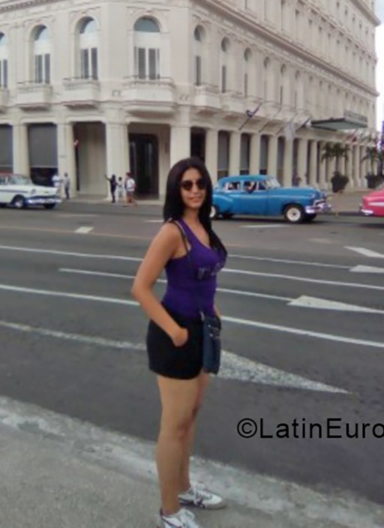 Date this attractive Cuba girl Beatriz from Holguin CU405