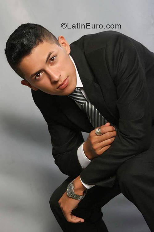 Date this cute Dominican Republic man Derby from Santo Domingo DO33361