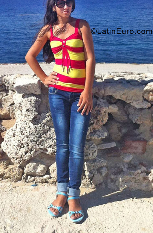 Date this beautiful Cuba girl Heidy from Havana CU671