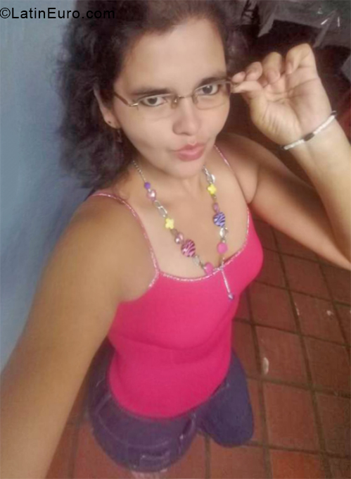 Date this nice looking Venezuela girl Esmeralda from San Cristobal VE1972