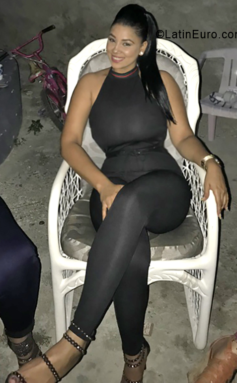Date this foxy Dominican Republic girl Michelle from La Vega DO33431