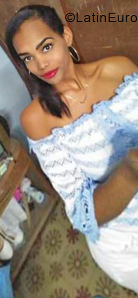 Date this attractive Cuba girl Adianez from Cienfuegos CU423