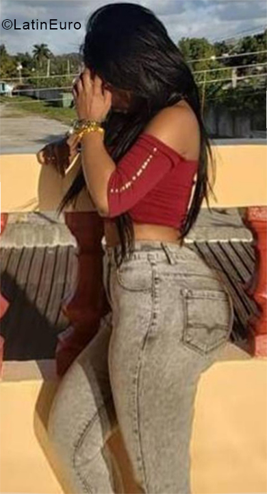 Date this stunning Cuba girl Taimara from Havana CU428