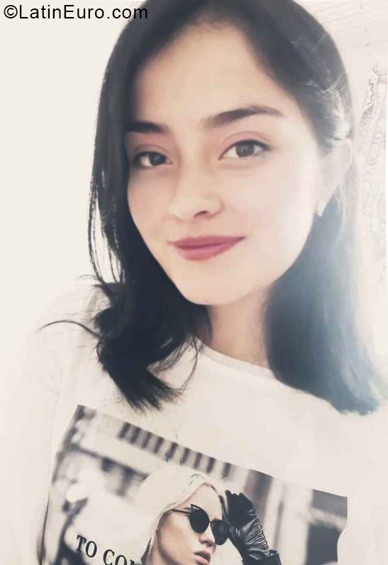 Date this happy Colombia girl Sam from Bogota CO25059