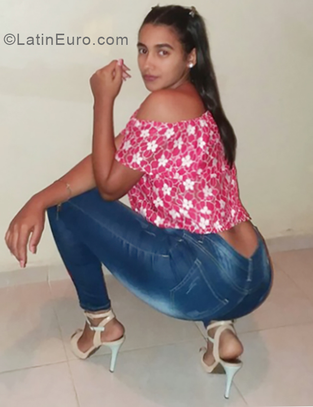 Date this cute Dominican Republic girl Ricermi from Santo Domingo DO33561