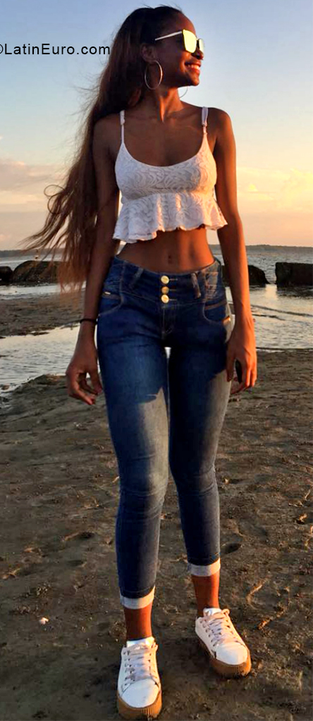 Date this passionate Colombia girl Lina from Cali CO24660