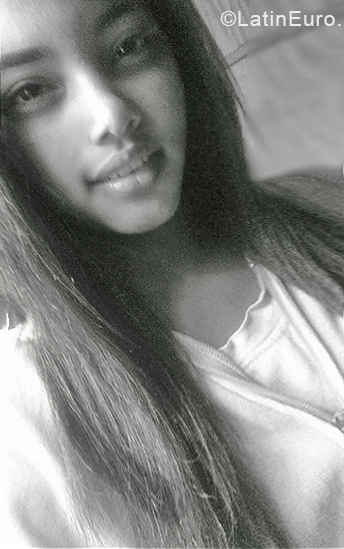 Date this good-looking Venezuela girl Darlyn from Valencia VE2034