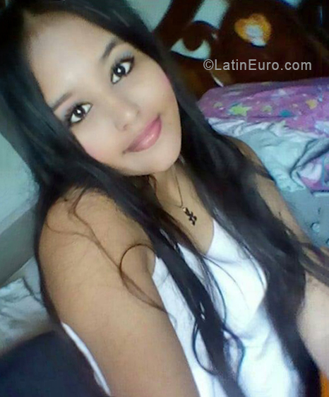 Date this good-looking Venezuela girl Aria from caracas VE2035