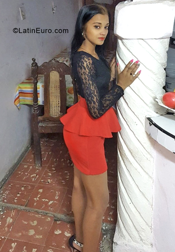 Date this gorgeous Cuba girl Dayma from Guantanamo CU449