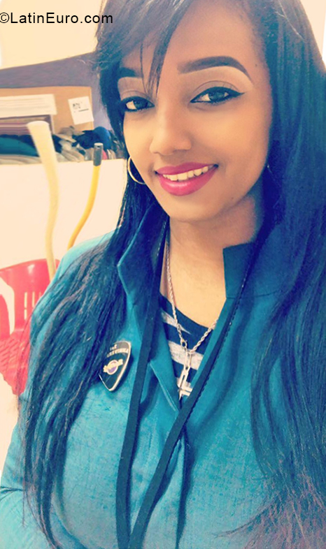 Date this foxy Dominican Republic girl Yojeni from La Romana DO33690