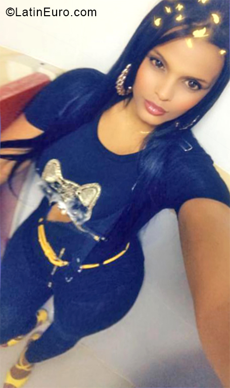 Date this sultry Dominican Republic girl Kaurenis from Santo Domingo DO33863