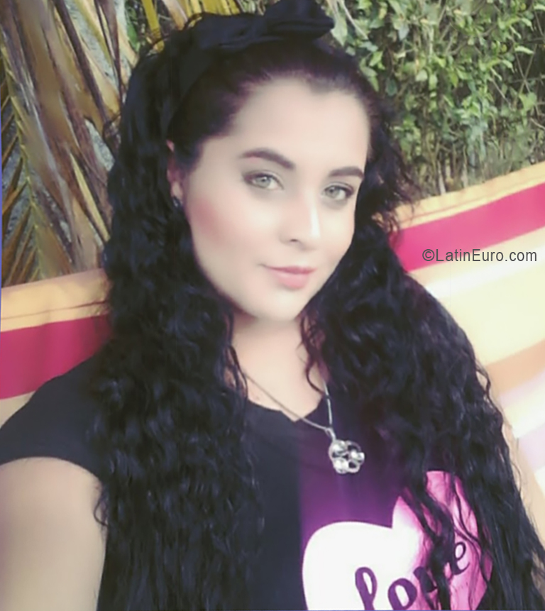 Date this athletic Colombia girl Moon from Colombia CO24813