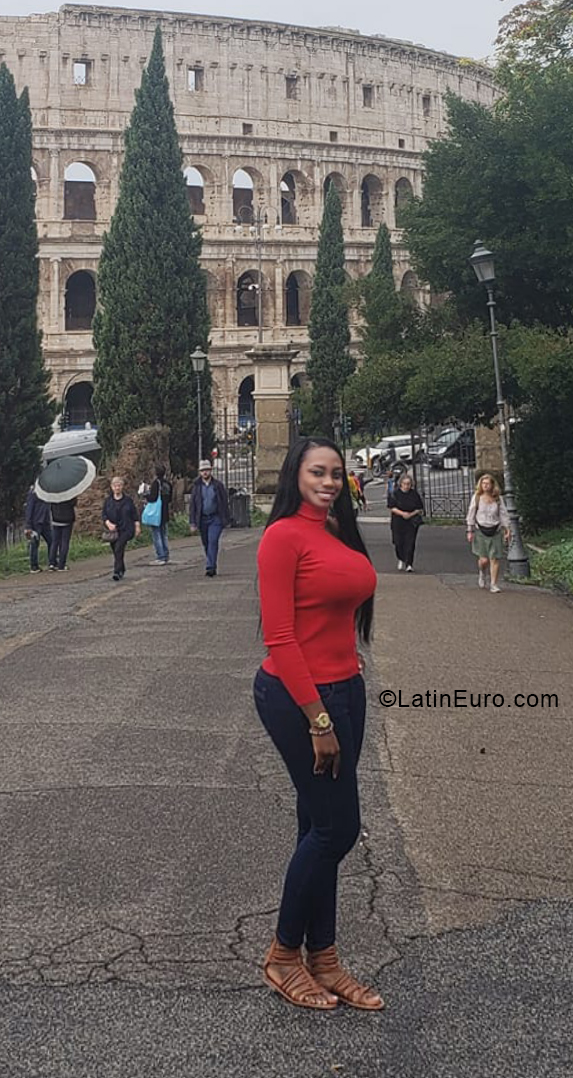 Date this good-looking Colombia girl Nayera from Cali CO24836