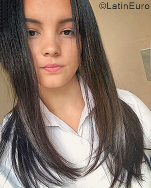 Date this sensual Dominican Republic girl Darlin from Santo Domingo DO33963