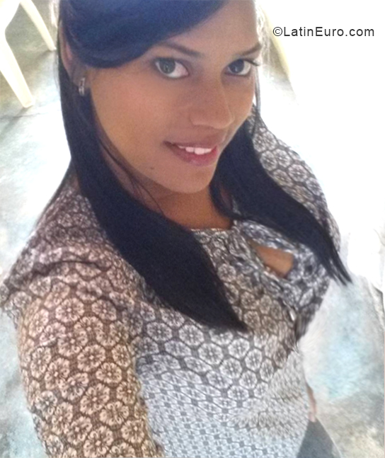 Date this nice looking Dominican Republic girl Clara from Santo Domingo DO33983