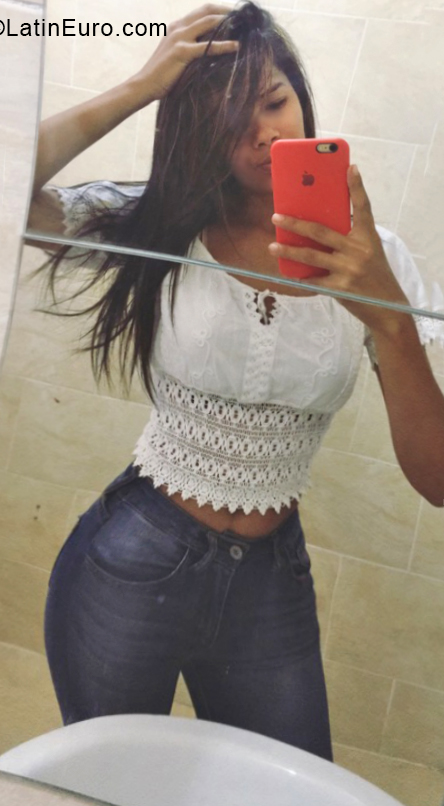 Date this young Dominican Republic girl Laura from Santo Domingo DO33984