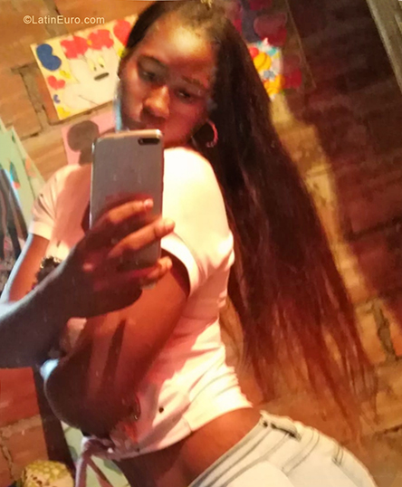 Date this georgeous Colombia girl Angie from Buenaventura CO24905