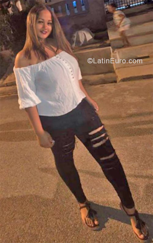 Date this foxy Dominican Republic girl Carolyn from Puerto Plata DO34032
