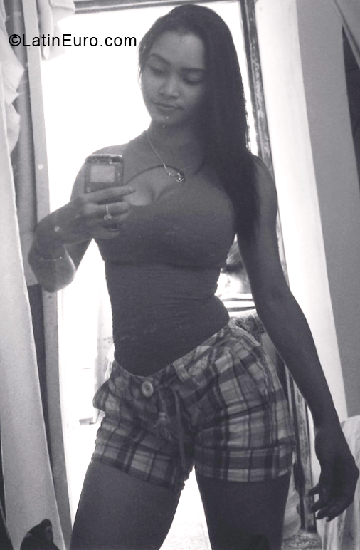 Date this foxy Dominican Republic girl Flor from Santo Domingo DO34230