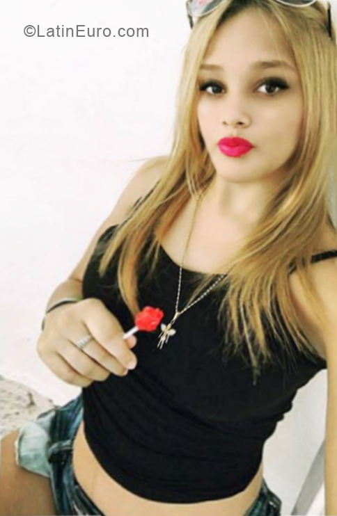 Date this gorgeous Dominican Republic girl Marlin from Santo Domingo DO34085