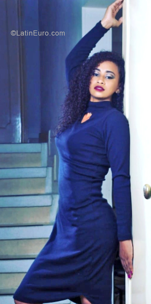 Date this sensual Colombia girl Marcela from Cali CO24973