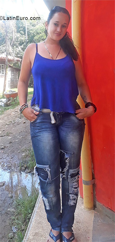Date this attractive Colombia girl Marcela from Cali CO24995