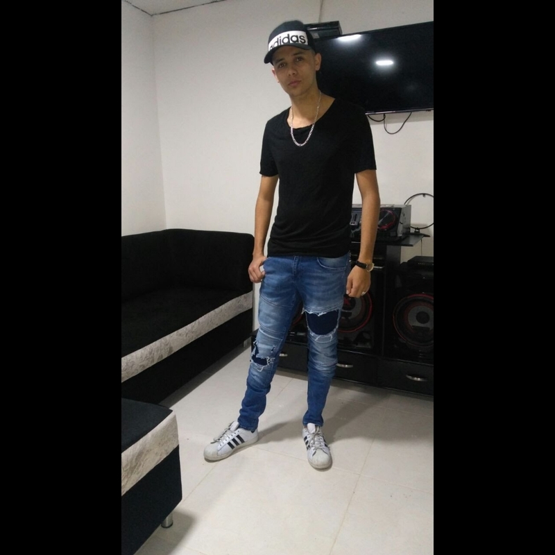 Date this tall Colombia man Braian from Pereira CO25009