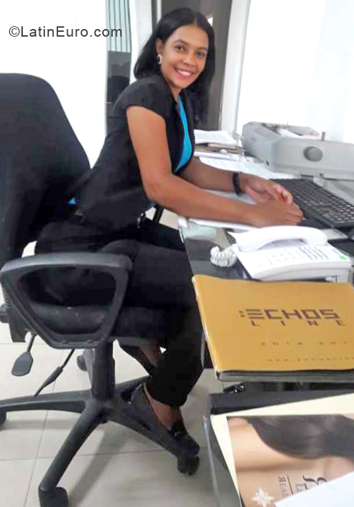 Date this attractive Dominican Republic girl Cris from Santo Domingo DO34327