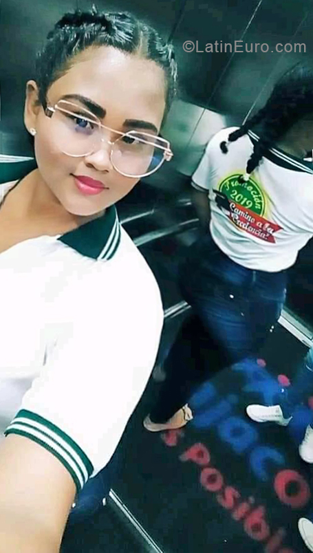 Date this happy Colombia girl Yerle from Barranquilla CO25128