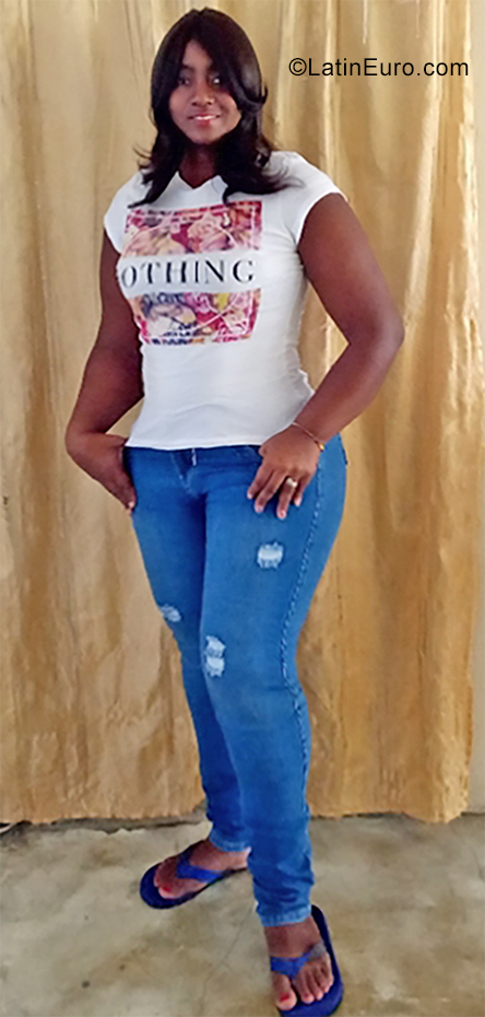 Date this lovely Colombia girl Andrea from Cali CO25659