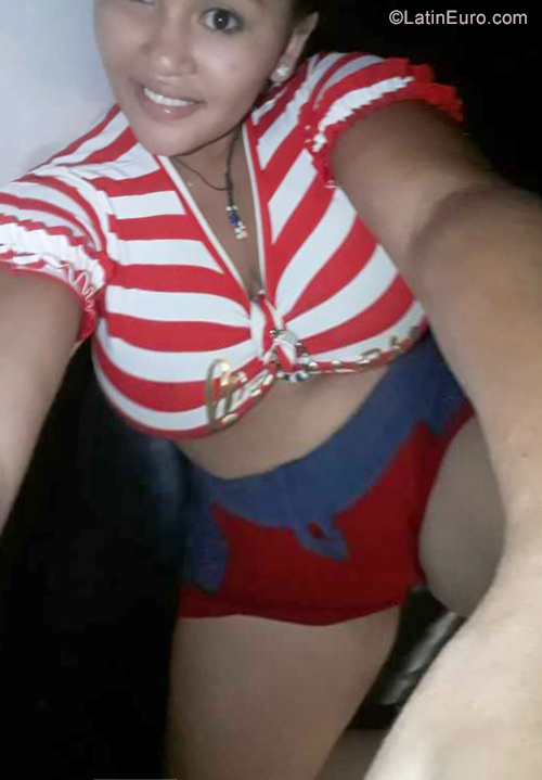 Date this attractive Colombia girl Angela from Cartagena CO25408