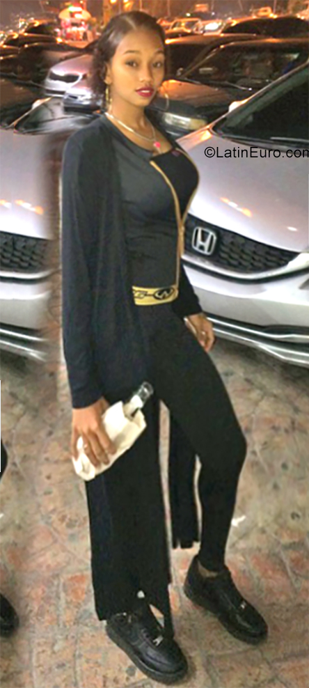 Date this hard body Dominican Republic girl Karol bebesita from Santo Domingo DO34933