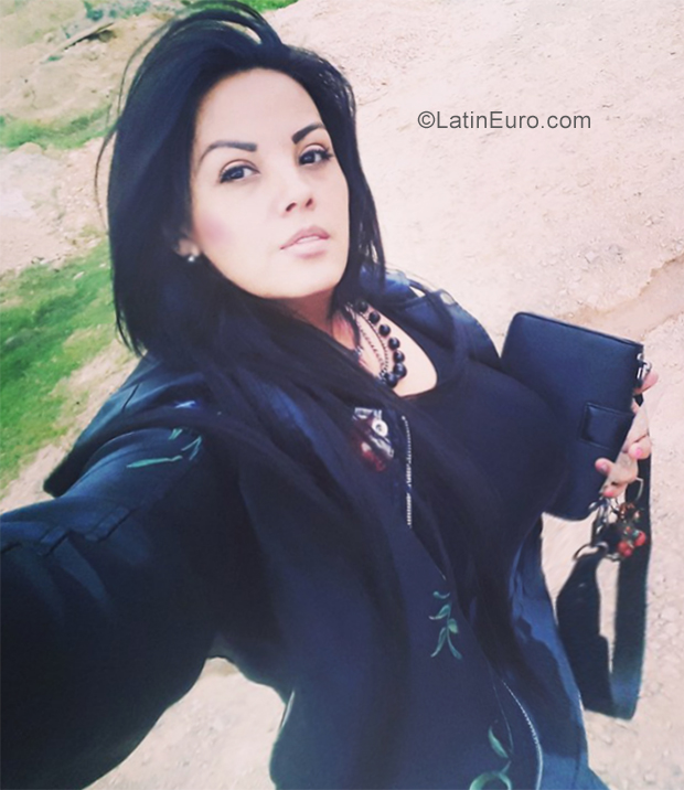 Date this nice looking Colombia girl Geraldine mejia from Bogota CO25446