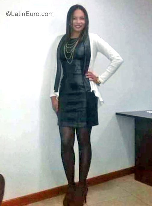 Date this young Colombia girl Yira from Bogota CO25478