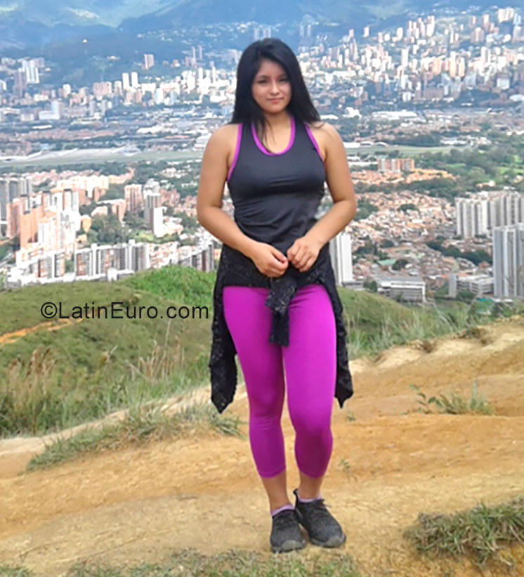 Date this tall Colombia girl Maria Elena from Cali CO25479