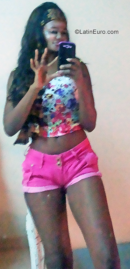 Date this nice looking Colombia girl Lucia from Pereira CO25483