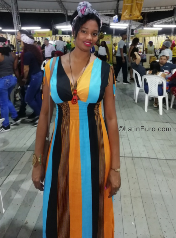 Date this passionate Colombia girl Alys from Cali CO25497