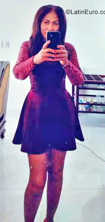 Date this hot Dominican Republic girl Avril from Santo Domingo DO35139