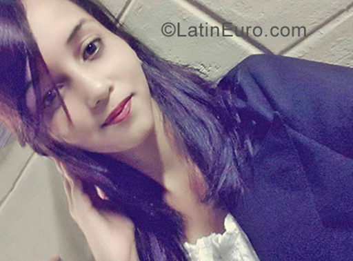 Date this sultry Dominican Republic girl Mariel from Santo Domingo DO35180