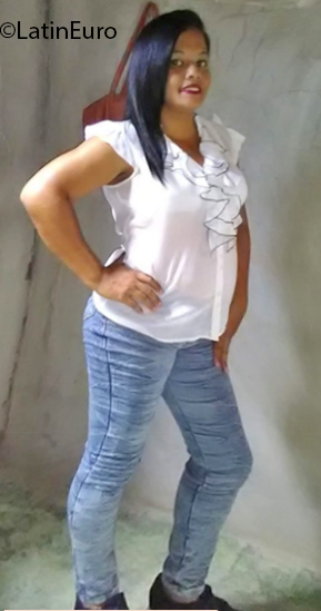 Date this athletic Dominican Republic girl Desire from Santo Domingo DO35190