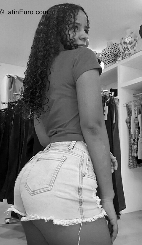 Date this charming Colombia girl Dana from Cota CO25583