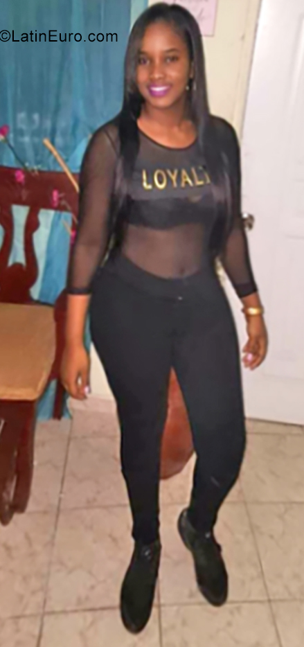 Date this beautiful Dominican Republic girl Yokarie from Santo Domingo DO37285
