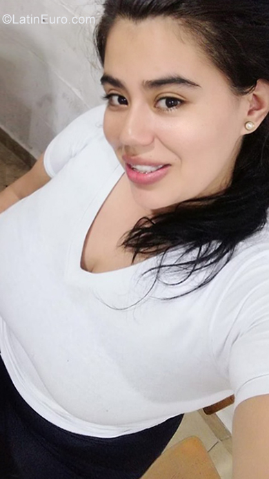 Date this tall Colombia girl Deisy from Bogota CO25587